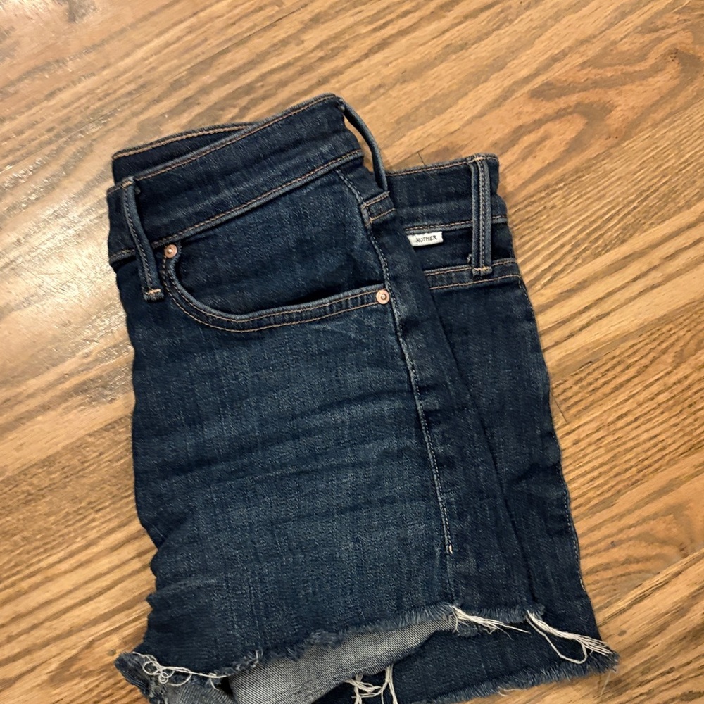 Dark Wash Denim Women's Cutoff Shorts. Mother the charmer fray short. 27 euc - Picture 3 of 12